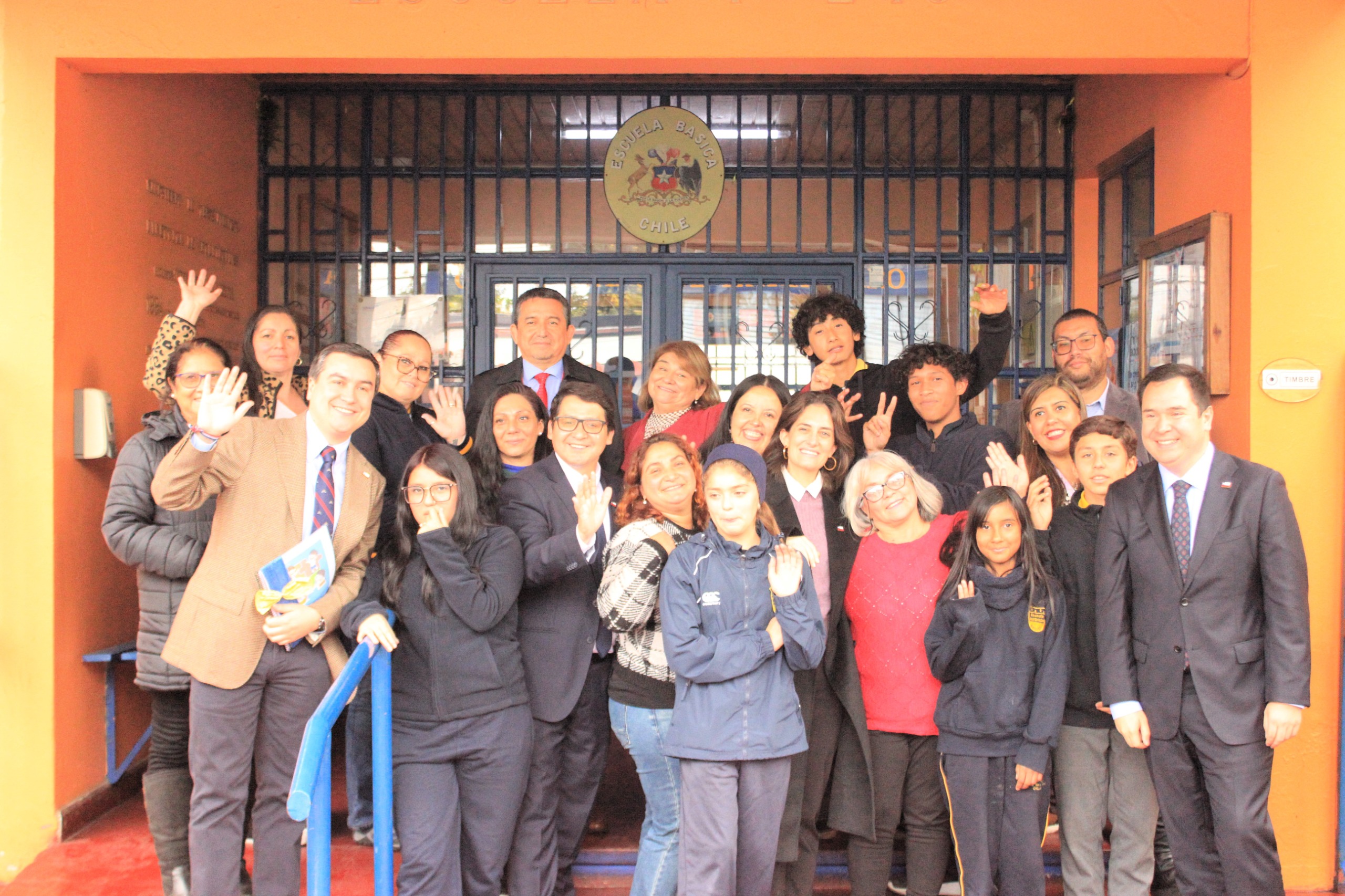 Ministra de Desarrollo Social dialogó con comunidad de Escuela José María Caro