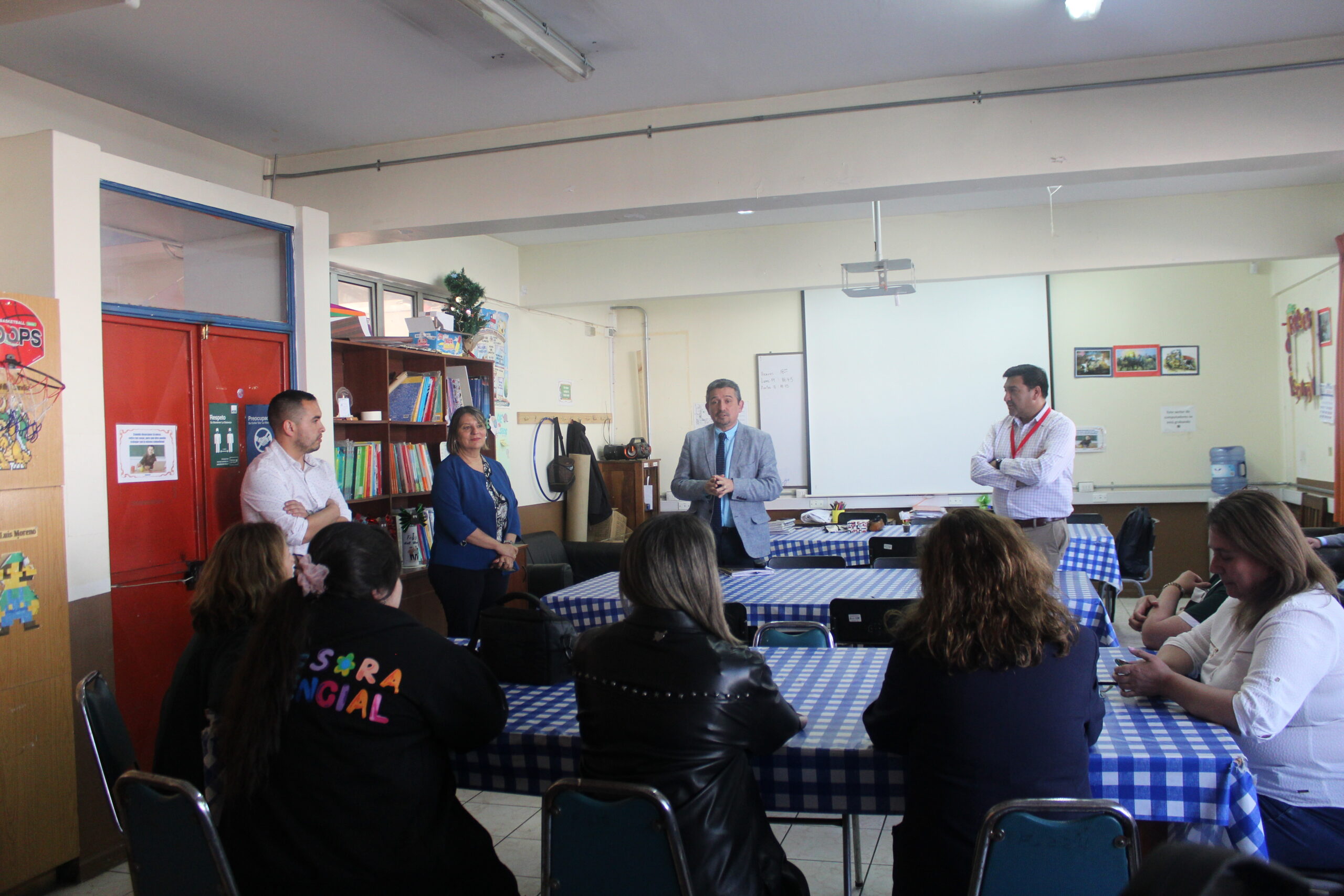 Equipo del SLEP Valle Diguillín sostuvo reunión informativa con funcionarios y funcionarias de la Escuela Reyes de España